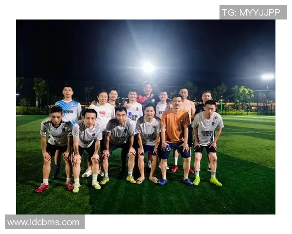 篮球与足球明星握手瞬间展现运动精神与友谊的完美结合