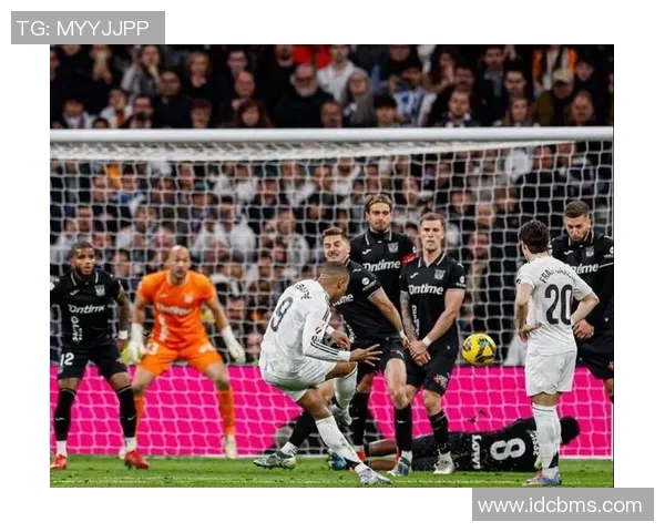 皇马足球明星下车瞬间引发球迷热议现场气氛火爆