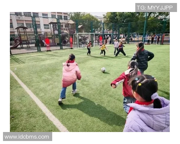 掌握足球花式颠球技巧的全面教学视频助你提升球技与自信心
